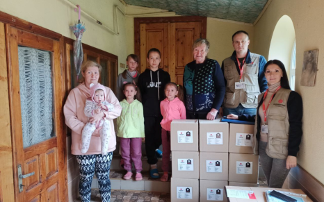 Distribution de kits alimentaires à une famille déplacée dans la Hromada de Sambyr, oblast de Lviv - Solidarités International